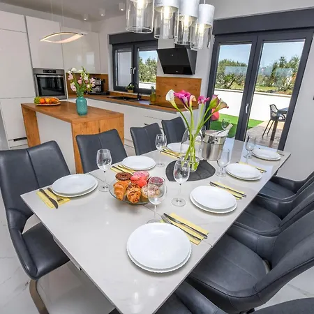 Golden Shine Villa *